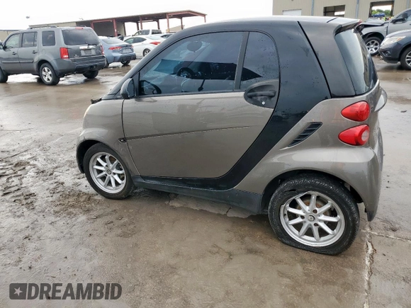 2009 Smart fortwo Pure z VIN WMEEJ31X49K233947, wystawiony jako Copart lot #60535065 z przebiegiem 48 669 mil mil oraz Czysty tytuł • Clean title. Historia ofert i sprzedaży dostępna na DreamBid. Obrazek 2.