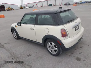 2008 MINI Hardtop z VIN WMWMF33598TT62179, wystawiony jako IAAI lot #42283705 z przebiegiem 88 180 mil mil oraz . Historia ofert i sprzedaży dostępna na DreamBid. Obrazek 3.