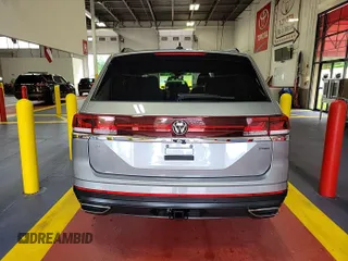 2024 Volkswagen Atlas SE z VIN 1V2HR2CA9RC558223, wystawiony jako IAAI lot #42734557 z przebiegiem 22 426 mil mil oraz . Historia ofert i sprzedaży dostępna na DreamBid. Obrazek 9.