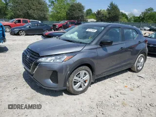 2023 Nissan Kicks S z VIN 3N1CP5BVXPL543869, wystawiony jako Copart lot #56141445 z przebiegiem 18 120 mil mil oraz Szkoda całkowita • Salvage title. Historia ofert i sprzedaży dostępna na DreamBid. Obrazek 1.