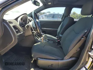 2012 Chrysler 200 Touring z VIN 1C3CCBBB9CN181478, wystawiony jako Copart lot #57318715 z przebiegiem 151 534 mil mil oraz Szkoda całkowita • Salvage title. Historia ofert i sprzedaży dostępna na DreamBid. Obrazek 7.