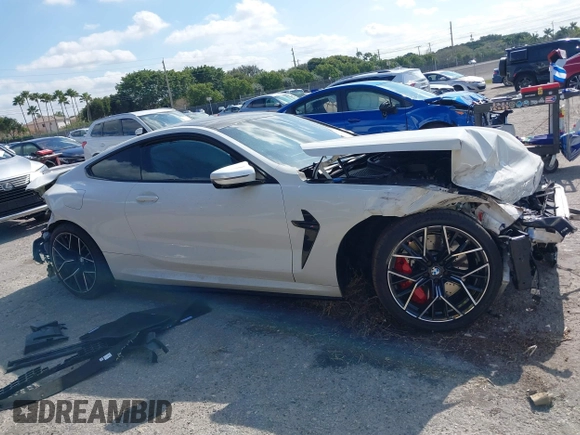 2022 BMW M8 Competition z VIN WBSAE0C02NCH10522, wystawiony jako IAAI lot #41321013 z przebiegiem 44 389 mil mil oraz . Historia ofert i sprzedaży dostępna na DreamBid. Obrazek 12.