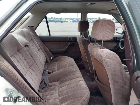 1988 Honda Accord z VIN 1HGCA5636JA003992, wystawiony jako IAAI lot #42474683 z przebiegiem 184 868 mil mil oraz . Historia ofert i sprzedaży dostępna na DreamBid. Obrazek 8.