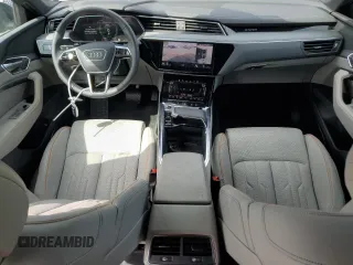 2024 Audi Q8 e-tron z VIN WA1DABGE7RB005395, wystawiony jako Copart lot #53782745 z przebiegiem 6989 mil mil oraz Szkody całkowita. Historia ofert i sprzedaży dostępna na DreamBid. Obrazek 8.