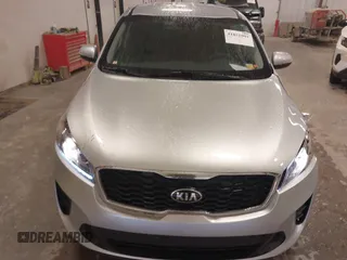 2019 Kia Sorento L z VIN 5XYPG4A3XKG575729, wystawiony jako IAAI lot #41851001 z przebiegiem 105 272 mil mil oraz . Historia ofert i sprzedaży dostępna na DreamBid. Obrazek 12.