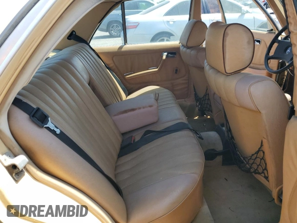 1983 Mercedes-Benz 300 D z VIN WDBAB33AXDB017451, wystawiony jako Copart lot #60463935 z przebiegiem 314 995 mil mil oraz Czysty tytuł • Clean title. Historia ofert i sprzedaży dostępna na DreamBid. Obrazek 10.
