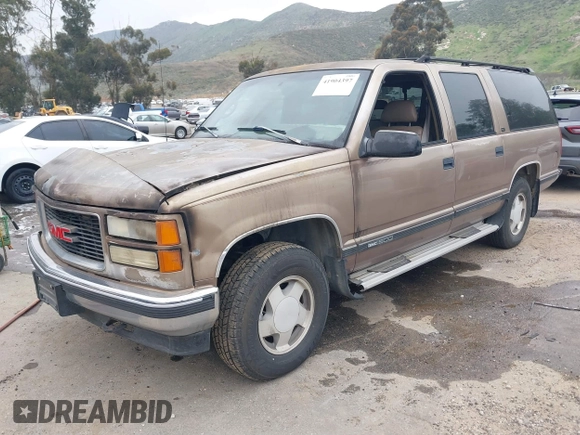 1995 GMC Suburban z VIN 1GKFK16K5SJ723038, wystawiony jako IAAI lot #41904397 z przebiegiem 142 082 mil mil oraz . Historia ofert i sprzedaży dostępna na DreamBid. Obrazek 2.