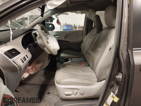 2013 Toyota Sienna XLE AAS z VIN 5TDYK3DC6DS386235, wystawiony jako IAAI lot #42191706 z przebiegiem 144 328 mil mil oraz . Historia ofert i sprzedaży dostępna na DreamBid. Obrazek 5.