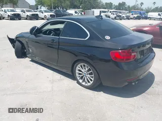2015 BMW 2 Series 228i z VIN WBA1F5C57FV256426, wystawiony jako IAAI lot #42083806 z przebiegiem 145 969 mil mil oraz . Historia ofert i sprzedaży dostępna na DreamBid. Obrazek 3.