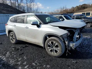 2023 Toyota Highlander L with VIN 5TDKDRBH7PS024503, listed as a Copart auction lot 43928755 with 17,125 mi miles and Salvage Title. Bid and sale history available at carsss.com. Image 4.