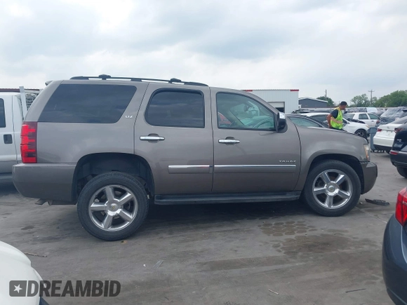 2011 Chevrolet Tahoe LTZ z VIN 1GNSCCE08BR394055, wystawiony jako IAAI lot #42171847 z przebiegiem 112 163 mil mil oraz . Historia ofert i sprzedaży dostępna na DreamBid. Obrazek 13.