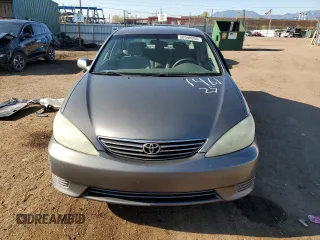2005 Toyota Camry LE z VIN 4T1BE30KX5U617902, wystawiony jako Copart lot #56540005 z przebiegiem 224 421 mil mil oraz Szkoda całkowita • Salvage title. Historia ofert i sprzedaży dostępna na DreamBid. Obrazek 5.