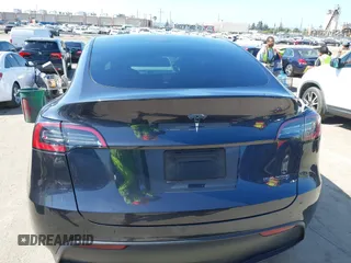 2024 Tesla Model Y z VIN 7SAYGDED4RF115252, wystawiony jako IAAI lot #42302658 z przebiegiem 7 365 mil mil oraz . Historia ofert i sprzedaży dostępna na DreamBid. Obrazek 16.