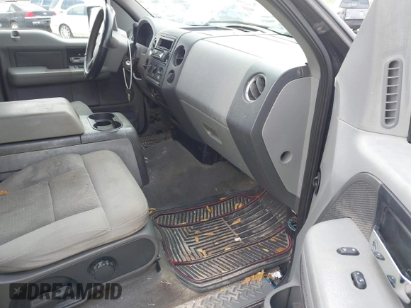 2004 Ford F-150 XLT with VIN 1FTRW12W64KC60197, listed as a IAAI auction lot 41952125 with 282,657 mi miles. Bid and sale history available at carsss.com. Image 5.