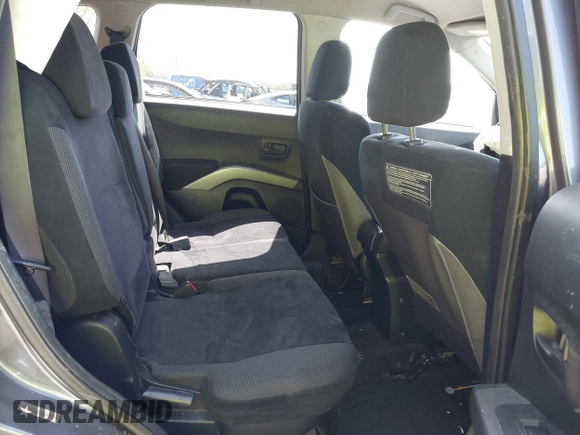 2007 Mitsubishi Outlander LS z VIN JA4MT31XX7U004009, wystawiony jako IAAI lot #42006069 z przebiegiem 222 768 mil mil oraz . Historia ofert i sprzedaży dostępna na DreamBid. Obrazek 8.