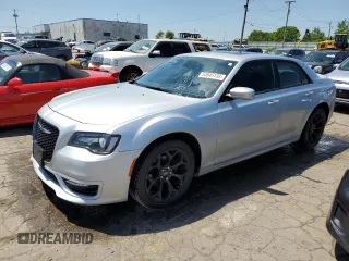 2020 Chrysler 300 S z VIN 2C3CCABGXLH175638, wystawiony jako Copart lot #53545133 z przebiegiem 41 429 mil mil oraz Tytuł czysty. Historia ofert i sprzedaży dostępna na DreamBid. Obrazek 1.