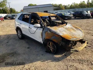 2014 Kia Sorento LX z VIN 5XYKTDA62EG490243, wystawiony jako Copart lot #53523275 z przebiegiem Nie podano mil oraz Nie do naprawy • Non repairable. Historia ofert i sprzedaży dostępna na DreamBid. Obrazek 14.
