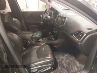 2020 Jeep Cherokee Trailhawk z VIN 1C4PJMBX4LD507364, wystawiony jako IAAI lot #41202333 z przebiegiem 90 000 mil mil oraz . Historia ofert i sprzedaży dostępna na DreamBid. Obrazek 5.