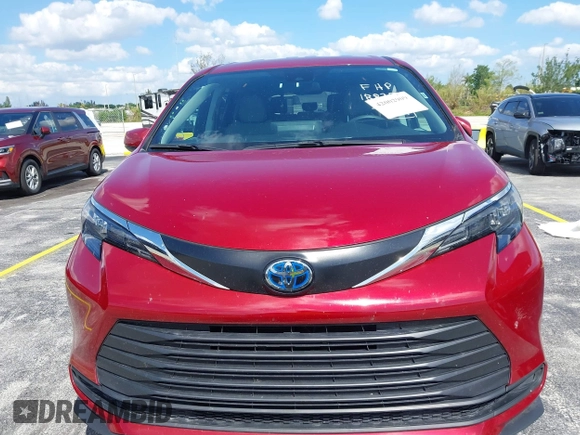 2024 Toyota Sienna LE with VIN 5TDKRKEC4RS188352, listed as a IAAI auction lot 42002909 with 28,307 mi miles. Bid and sale history available at carsss.com. Image 12.