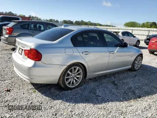 2009 BMW 3 Series 328i z VIN WBAPH77569NL85059, wystawiony jako Copart lot #51052645 z przebiegiem 136 283 mil mil oraz Szkody całkowita. Historia ofert i sprzedaży dostępna na DreamBid. Obrazek 3.