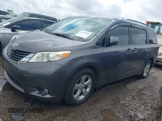 2014 Toyota Sienna LE AAS z VIN 5TDKK3DC8ES516801, wystawiony jako IAAI lot #42378994 z przebiegiem 222 929 mil mil oraz . Historia ofert i sprzedaży dostępna na DreamBid. Obrazek 19.