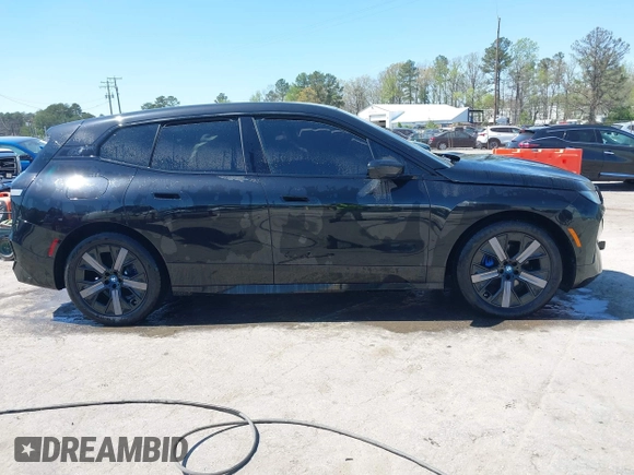 2024 BMW iX M60 z VIN WB533CF06RCN40621, wystawiony jako IAAI lot #42005612 z przebiegiem 11 051 mil mil oraz . Historia ofert i sprzedaży dostępna na DreamBid. Obrazek 13.