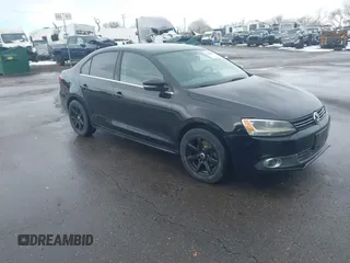 2014 Volkswagen Jetta SE z VIN 3VWD17AJXEM370663, wystawiony jako IAAI lot #41612207 z przebiegiem 135 215 mil mil oraz . Historia ofert i sprzedaży dostępna na DreamBid. Obrazek 1.