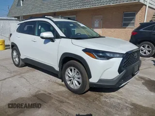 2022 Toyota Corolla Cross LE z VIN 7MUCAABG7NV013235, wystawiony jako IAAI lot #41796408 z przebiegiem 20 943 mil mil oraz . Historia ofert i sprzedaży dostępna na DreamBid. Obrazek 1.