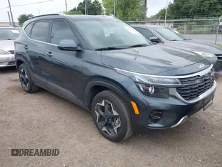 2025 Kia Seltos EX z VIN KNDERCAA5S7695784, wystawiony jako IAAI lot #42116996 z przebiegiem 9 410 mil mil oraz . Historia ofert i sprzedaży dostępna na DreamBid. Obrazek 1.