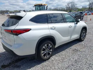 2021 Toyota Highlander XLE with VIN 5TDGZRBH3MS136153, listed as a IAAI auction lot 41907717 with 37,333 mi miles. Bid and sale history available at carsss.com. Image 4.