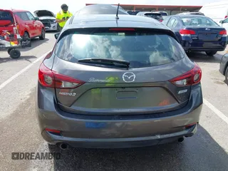 2018 Mazda 3 Touring z VIN 3MZBN1L35JM271525, wystawiony jako IAAI lot #42112552 z przebiegiem 107 299 mil mil oraz . Historia ofert i sprzedaży dostępna na DreamBid. Obrazek 16.
