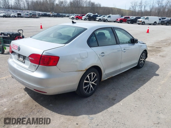 2014 Volkswagen Jetta TDI w/Premium/Nav z VIN 3VWLL7AJ3EM332617, wystawiony jako IAAI lot #42033000 z przebiegiem 186 444 mil mil oraz . Historia ofert i sprzedaży dostępna na DreamBid. Obrazek 4.