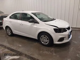 2017 Chevrolet Sonic LS z VIN 1G1JB5SHXH4153660, wystawiony jako IAAI lot #41921340 z przebiegiem 108 380 mil mil oraz . Historia ofert i sprzedaży dostępna na DreamBid. Obrazek 1.