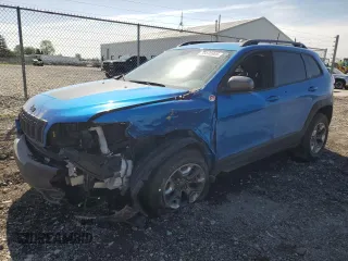 2019 Jeep Cherokee Trailhawk z VIN 1C4PJMBX9KD393862, wystawiony jako Copart lot #56695905 z przebiegiem 64 334 mil mil oraz Szkoda całkowita • Salvage title. Historia ofert i sprzedaży dostępna na DreamBid. Obrazek 1.