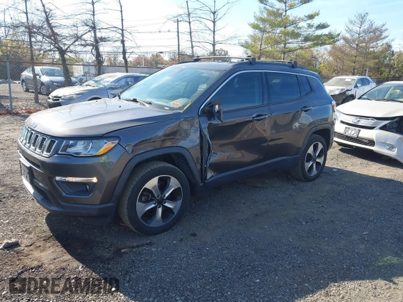 2017 Jeep Compass Latitude z VIN 3C4NJDBB9HT667415, wystawiony jako IAAI lot #40755033 z przebiegiem 106 943 mil mil oraz . Historia ofert i sprzedaży dostępna na DreamBid. Obrazek 2.