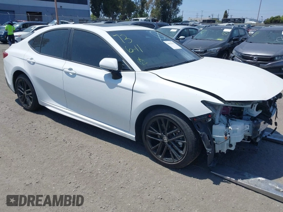 2025 Toyota Camry LE z VIN 4T1DAACK8SU029853, wystawiony jako IAAI lot #41813312 z przebiegiem 25 522 mil mil oraz . Historia ofert i sprzedaży dostępna na DreamBid. Obrazek 1.