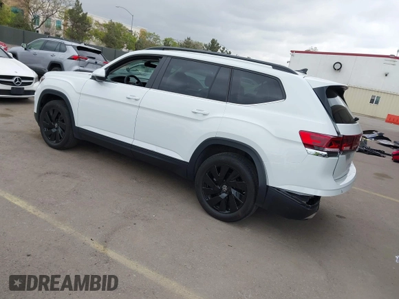 2024 Volkswagen Atlas SE с VIN 1V2WR2CA2RC560161, выставлен на аукционе IAAI как лот 42047000 с пробегом 16 063 миль миль и . История ставок и продаж доступна на DreamBid. Изображение 3.