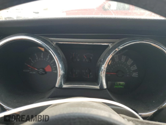 2006 Ford Mustang GT Deluxe z VIN 1ZVFT82H565248899, wystawiony jako Copart lot #52450805 z przebiegiem 166 284 mil mil oraz Czysty tytuł • Clean title. Historia ofert i sprzedaży dostępna na DreamBid. Obrazek 9.