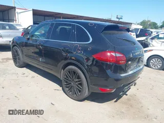 2014 Porsche Cayenne Turbo S E-Hybrid z VIN WP1AA2A24ELA07504, wystawiony jako IAAI lot #41967592 z przebiegiem 114 308 mil mil oraz . Historia ofert i sprzedaży dostępna na DreamBid. Obrazek 3.