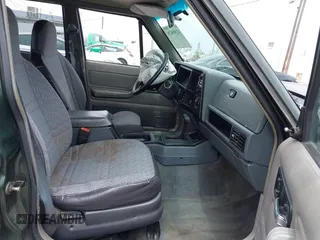 1996 Jeep Cherokee Sport z VIN 1J4FT68S6TL267408, wystawiony jako IAAI lot #42385629 z przebiegiem 268 753 mil mil oraz . Historia ofert i sprzedaży dostępna na DreamBid. Obrazek 5.
