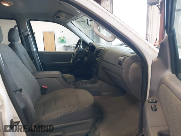 2004 Ford Explorer XLS z VIN 1FMZU72K84UB18388, wystawiony jako IAAI lot #42066508 z przebiegiem 163 416 mil mil oraz . Historia ofert i sprzedaży dostępna na DreamBid. Obrazek 5.