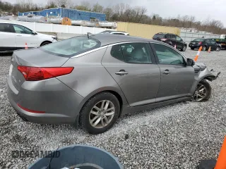 2013 Kia Optima LX z VIN 5XXGM4A70DG251868, wystawiony jako Copart lot #52921925 z przebiegiem 114 318 mil mil oraz Szkody całkowita. Historia ofert i sprzedaży dostępna na DreamBid. Obrazek 3.