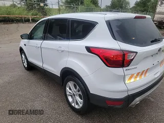 2019 Ford Escape SE z VIN 1FMCU0GD2KUB82463, wystawiony jako IAAI lot #42501016 z przebiegiem 76 651 mil mil oraz . Historia ofert i sprzedaży dostępna na DreamBid. Obrazek 1.