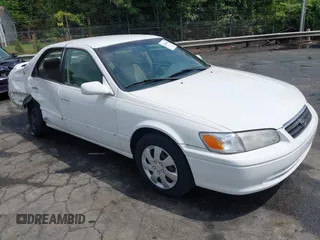 2001 Toyota Camry CE z VIN 4T1BG22KX1U767696, wystawiony jako IAAI lot #42271803 z przebiegiem 130 927 mil mil oraz . Historia ofert i sprzedaży dostępna na DreamBid. Obrazek 1.
