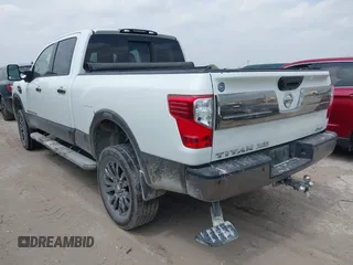 2017 Nissan Titan SV z VIN 1N6AA1F40HN515190, wystawiony jako IAAI lot #42044459 z przebiegiem 122 392 mil mil oraz . Historia ofert i sprzedaży dostępna na DreamBid. Obrazek 3.