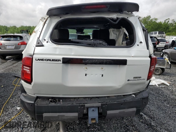 2024 Toyota Land Cruiser z VIN JTEABFAJ9RK004196, wystawiony jako Copart lot #54755695 z przebiegiem Nie podano mil oraz Szkoda całkowita • Salvage title. Historia ofert i sprzedaży dostępna na DreamBid. Obrazek 6.