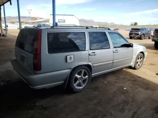1998 Volvo V70 z VIN YV1LW5247W2528554, wystawiony jako Copart lot #52813945 z przebiegiem 225 908 mil mil oraz Czysty tytuł • Clean title. Historia ofert i sprzedaży dostępna na DreamBid. Obrazek 3.