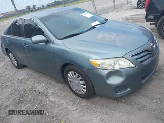 2011 Toyota Camry LE z VIN 4T1BF3EK8BU723900, wystawiony jako IAAI lot #42298997 z przebiegiem 189 130 mil mil oraz . Historia ofert i sprzedaży dostępna na DreamBid. Obrazek 1.