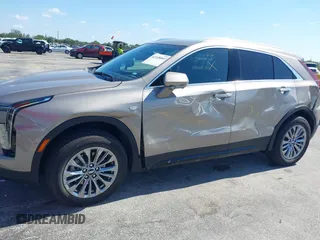 2025 Cadillac XT4 FWD Premium Luxury z VIN 1GYFZCR41SF152998, wystawiony jako IAAI lot #42318061 z przebiegiem 9521 mil mil oraz . Historia ofert i sprzedaży dostępna na DreamBid. Obrazek 6.