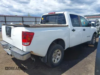 2005 Nissan Titan LE z VIN 1N6AA07BX5N505236, wystawiony jako IAAI lot #42315873 z przebiegiem 346 291 mil mil oraz . Historia ofert i sprzedaży dostępna na DreamBid. Obrazek 4.